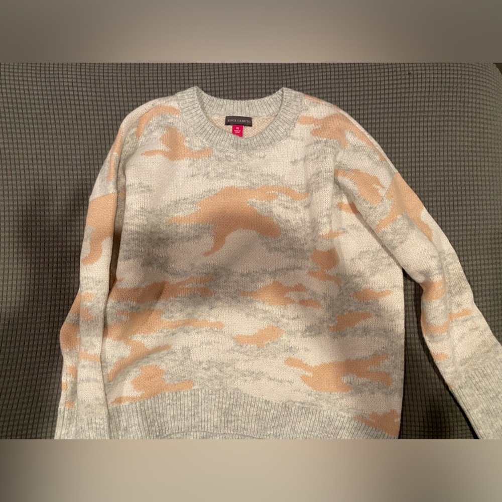 Women’s Vince camuto camo sweater 
Like new
